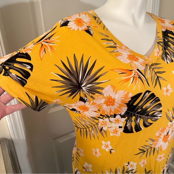 Niloufo brand. Size large short sleeve top. Tropical print top. - Picture 5 of 7